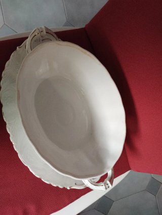 Zuppiera bianca con piatto e filo oro
