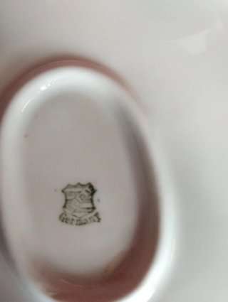 Zuppiera bianca con piatto e filo oro