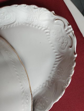 Zuppiera bianca con piatto e filo oro