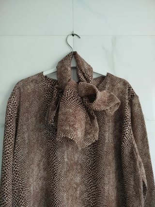 Camisola con fular estampado