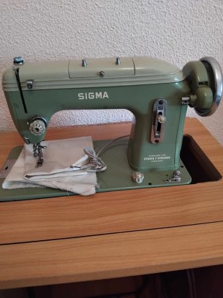 Máquina de coser Sigma antigua