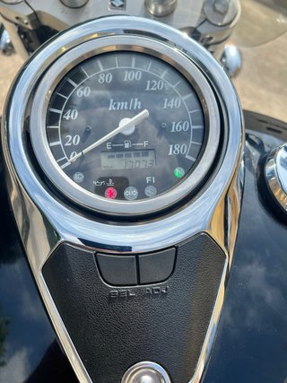 Suzuki Intruder C800 con 17.000KM y muchos extras.