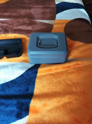 Caja de caudales metálica gris con 2 llaves
