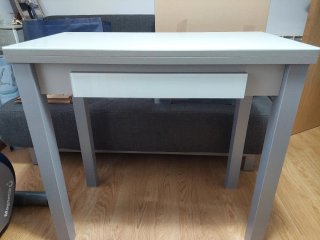 Mesa de cristal y metal con cajón