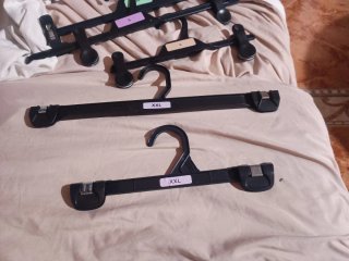 20 Perchas de pinza negras.