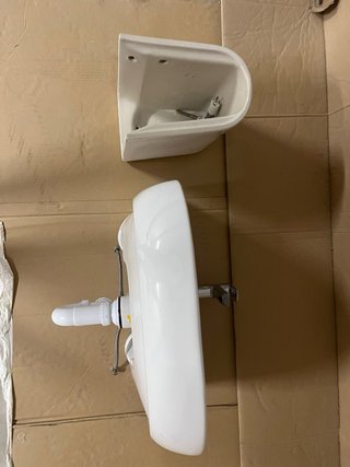 Lavabo de cerámica con semipedestal y grifo