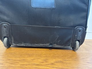 Maleta de cabina negra con ruedas