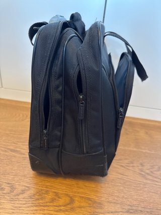 Maleta de cabina negra con ruedas