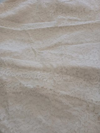 Vestido de novia blanco con velo