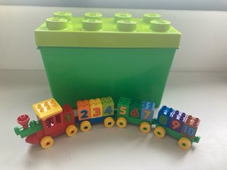 Caja LEGO Duplo verde, base, tren y parque