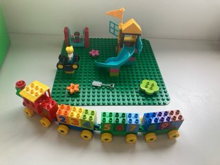 Caja LEGO Duplo verde, base, tren y parque
