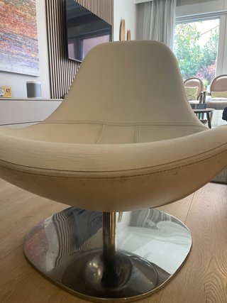 Sillón giratorio piel blanco y metal