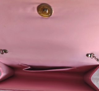 Bolso de fiesta rosa con cadena plateada