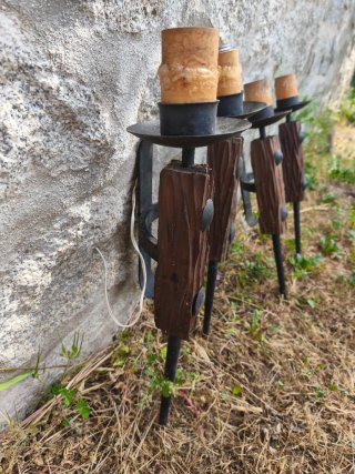 Apliques antiguos de madera y metal