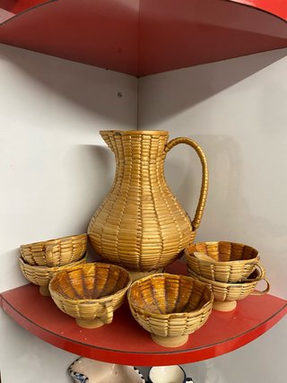 Juego de jarra y tazas de mimbre