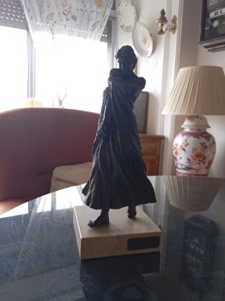 Escultura de bronce con base de mármol.