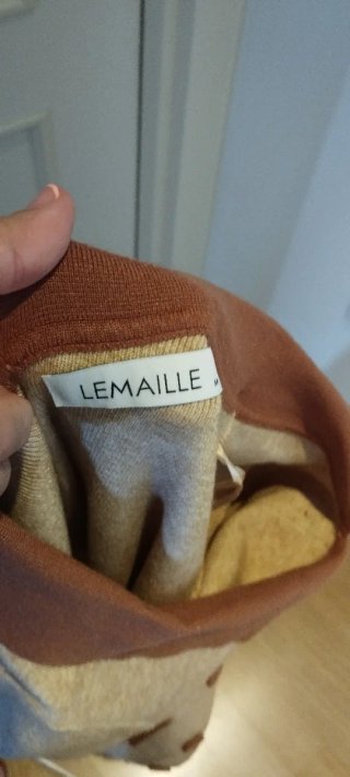 Vestido de punto marrón con cuello y bolsillos