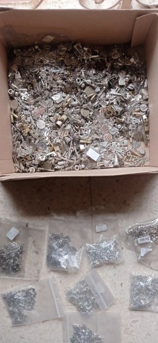 Lote Dijes Abalorios Plateados y Latón 2500 Unid