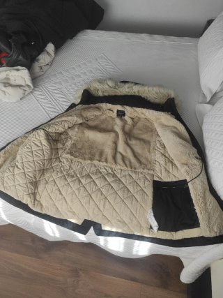 Abrigo negro con capucha y pelo