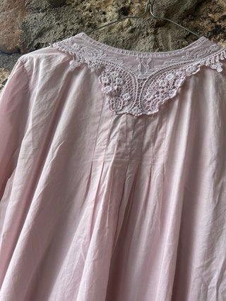 Blusa rosa con encaje