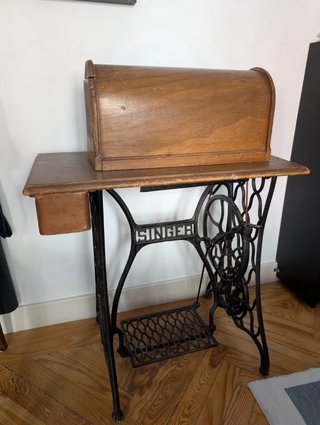 Máquina de coser Singer antigua funciona