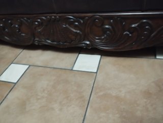 Sofá Señorial Tapizado y Madera Tallada