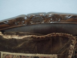 Sofá Señorial Tapizado y Madera Tallada