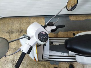 Vespa PX-200 Scooter Blanca 4 MARCHAS