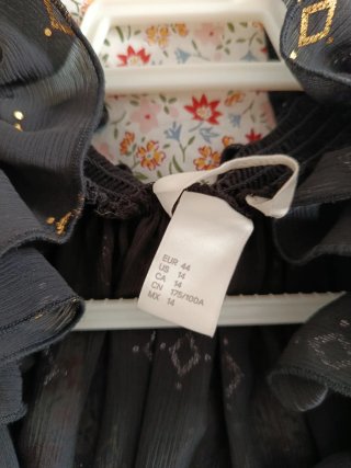 Blusa verano sin mangas negra con estampado dorado