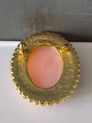 Broche camafeo vintage con perlas sintéticas