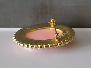 Broche camafeo vintage con perlas sintéticas