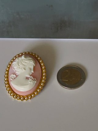 Broche camafeo vintage con perlas sintéticas