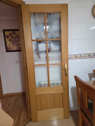 Puertas de paso roble sapelly con manilla dorada