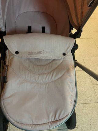 Carrito de bebé rosa. Chipolino Aura