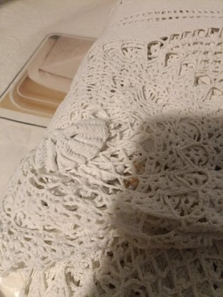 Colcha de crochet blanca hecha a mano