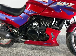 Kawasaki GPZ500S Roja y Morada