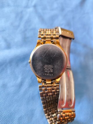 Reloj Seiko Quartz Dorado y Blanco