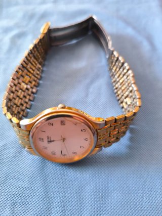 Reloj Seiko Quartz Dorado y Blanco