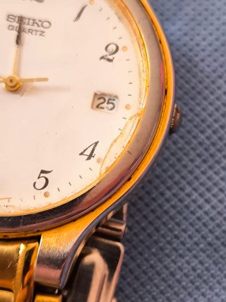 Reloj Seiko Quartz Dorado y Blanco