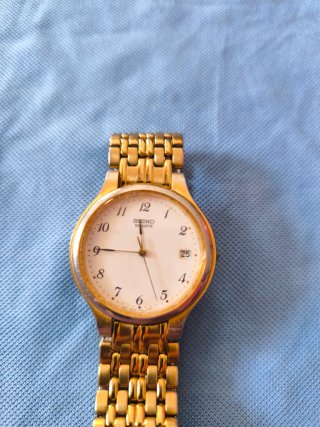 Reloj Seiko Quartz Dorado y Blanco