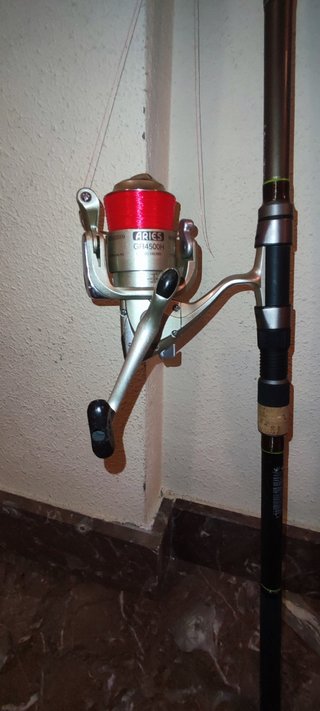 Caña y carrete de pesca telescópica de 350 metros.