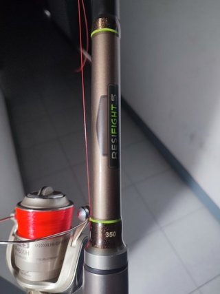 Caña y carrete de pesca telescópica de 350 metros.