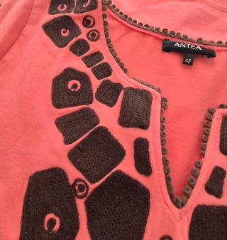 Vestido étnico manga corta coral y chocolate