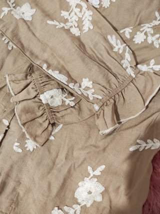 Camisa Camel Bordada Romántica