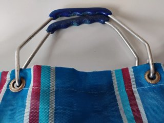 Bolsa de rayas azul y multicolor