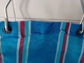 Bolsa de rayas azul y multicolor