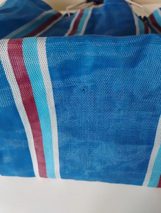 Bolsa de rayas azul y multicolor