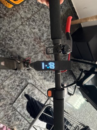 Patinete Eléctrico Negro con Pegatinas