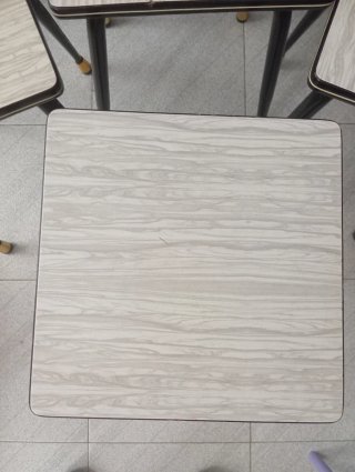 Antiguas banquetas madera y metal