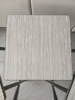 Antiguas banquetas madera y metal
